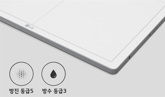 LG 로고가 있는 흰색 전자기기 모서리 부분이 보입니다. 아래쪽에는 두 개의 아이콘이 있으며, 왼쪽 아이콘은 작은 점들이 모여 있는 형태로 방진 등급5라고 적혀 있고, 오른쪽 아이콘은 물방울 모양으로 방수 등급3이라고 적혀 있습니다.