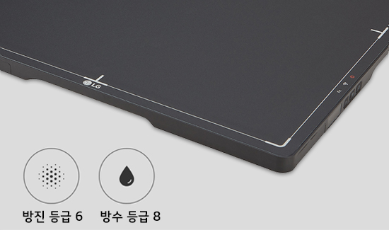 검은색 전자 기기의 일부가 보이며, 기기 표면에는 LG 로고가 있습니다. 기기 옆에는 방진 등급 6과 방수 등급 8을 나타내는 아이콘과 텍스트가 있습니다. 방진 등급 아이콘은 작은 점들이 모여 있는 형태이고, 방수 등급 아이콘은 물방울 모양입니다.