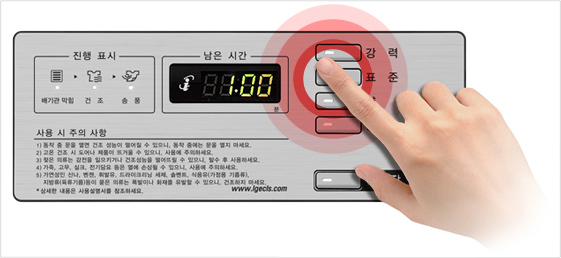 기기의 조작 패널 이미지입니다. 디지털 화면에 1:00이라는 시간이 표시되어 있으며, 강력과 표준 버튼이 있습니다. 손가락이 버튼을 누르고 있습니다. 왼쪽에는 진행 표시와 관련된 아이콘들이 있고, 배기구 막힘, 조, 종이라는 텍스트가 있습니다. 아래에는 사용 시 주의 사항이라는 제목 아래 여러 주의 문구가 적혀 있습니다. 웹사이트 주소는 www.gpacts.com입니다.