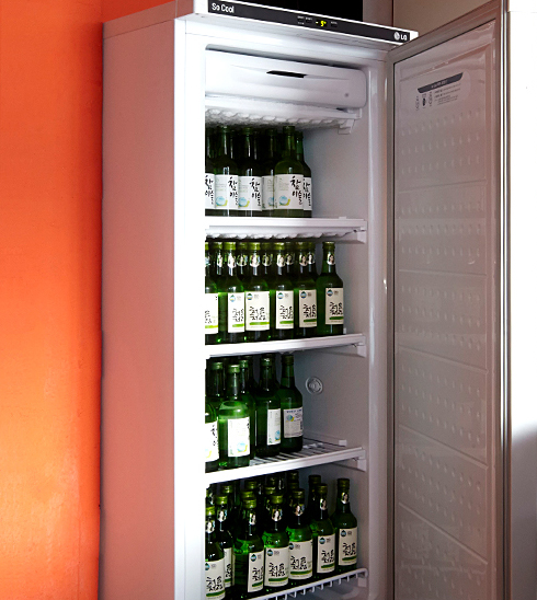소주 보관에 최적화된 23.8cm의 선반 높이로 일반 냉장고보다 더 많은 소주 보관 가능.