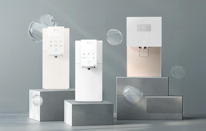 회색 배경 위에 LG 퓨리케어 정수기 세 대가 다양한 높이의 단상에 놓여 있고, 주변에 물방울들이 흩뿌려져 청량감을 더함