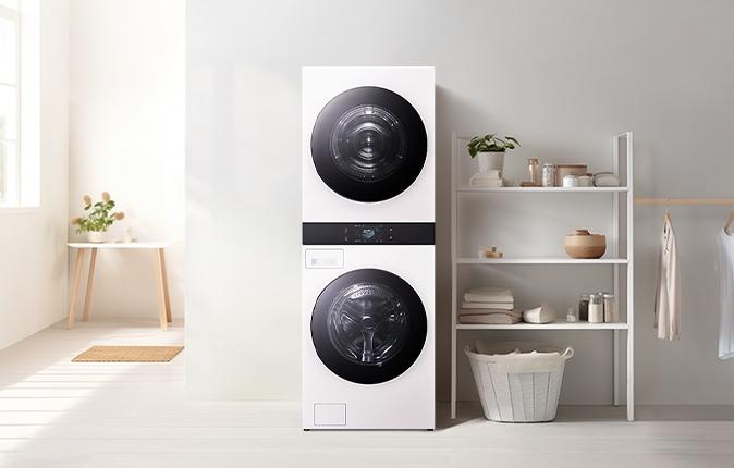 두 대의 LG 세탁기가 베이지톤 배경 위에 전시되어 있고, 왼쪽은 일반 사이즈의 모델이, 오른쪽은 보다 소형 크기로 출시된 컴팩트 모델이 배치