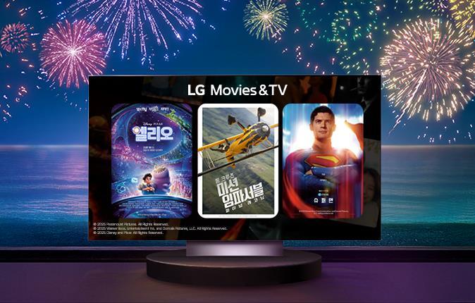 불꽃이 터지고 있는 배경 앞에 LG 올레드 스탠드형 TV가 중앙에 놓여져 있습니다.