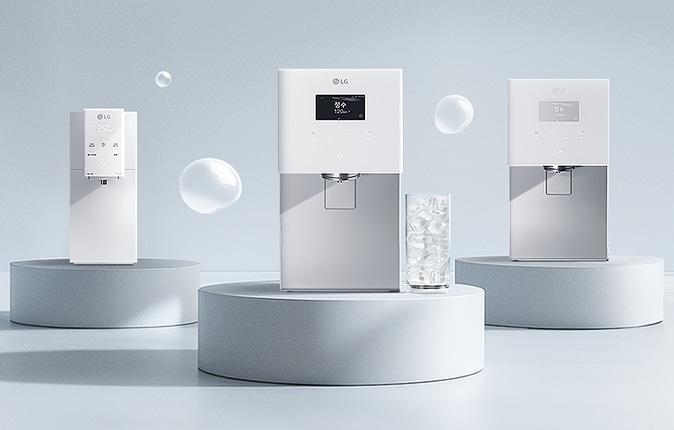 차분한 배경에 LG 퓨리케어 정수기 세 대가 각각의 원형 단상 위에 놓여 있고, 유리컵에 담긴 얼음과 물방울이 청량하고 깨끗한 느낌을 더하는 이미지입니다