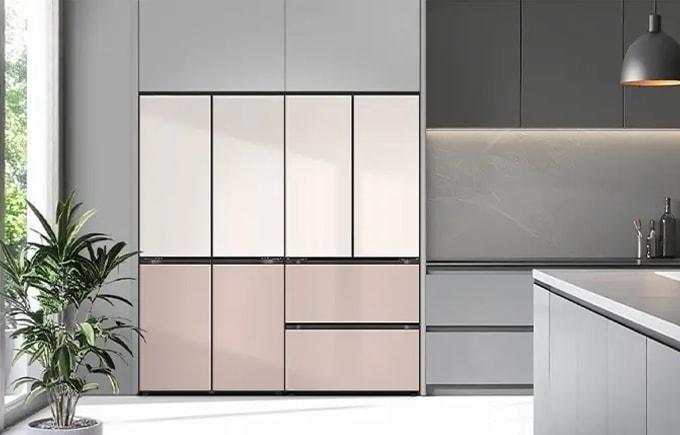 회색톤 인테리어 주방에 연한 핑크색 핏앤맥스 냉장고가 배치되어있습니다