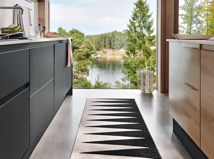 파펠리나 비비 러그를 호수가 보이는 주방에 배치한 이미지