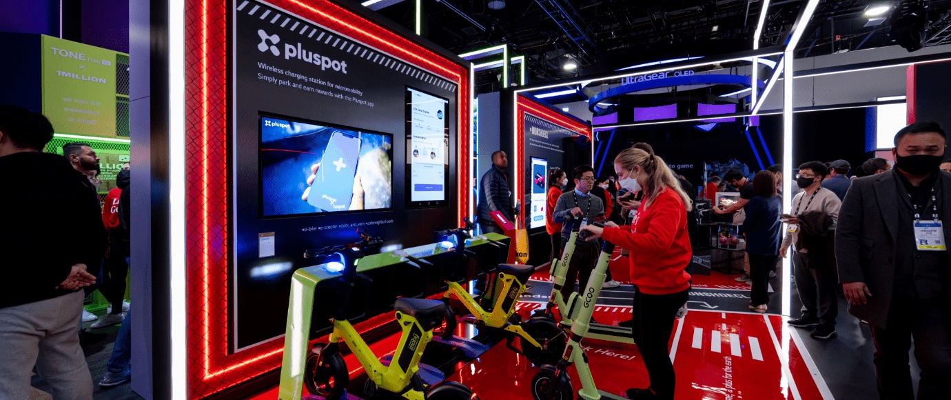 CES2023 LG Labs 부스에 설치된 플러스팟 제품을 체험하는 사람과 많은 방문자로 인해 주변이 북적이는 모습