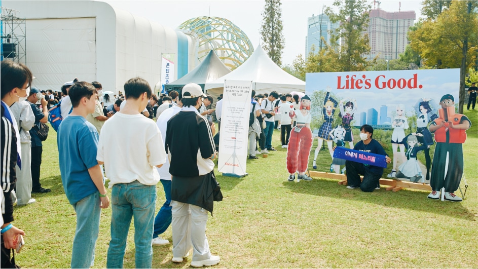 판넬 앞에서 사진찍는 사람들의 모습