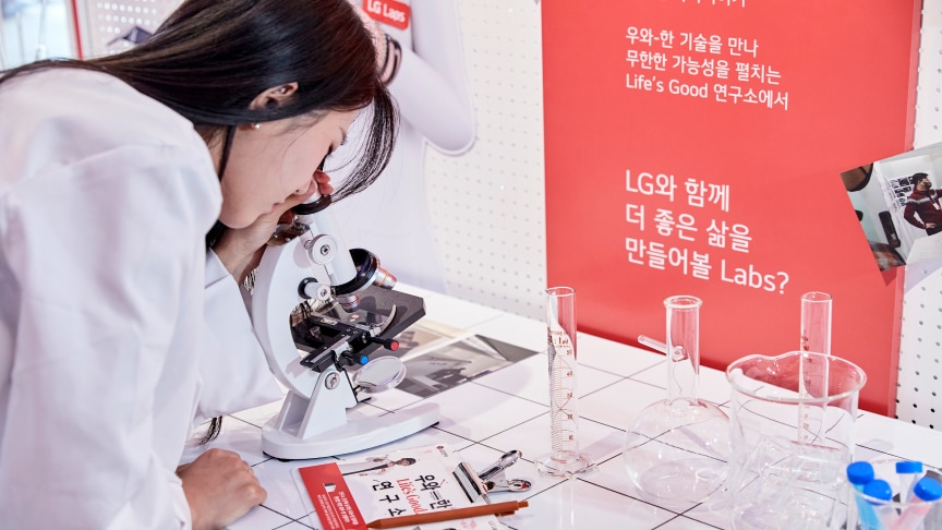 팝업스토어에서 현미경을 보고 있는 모습