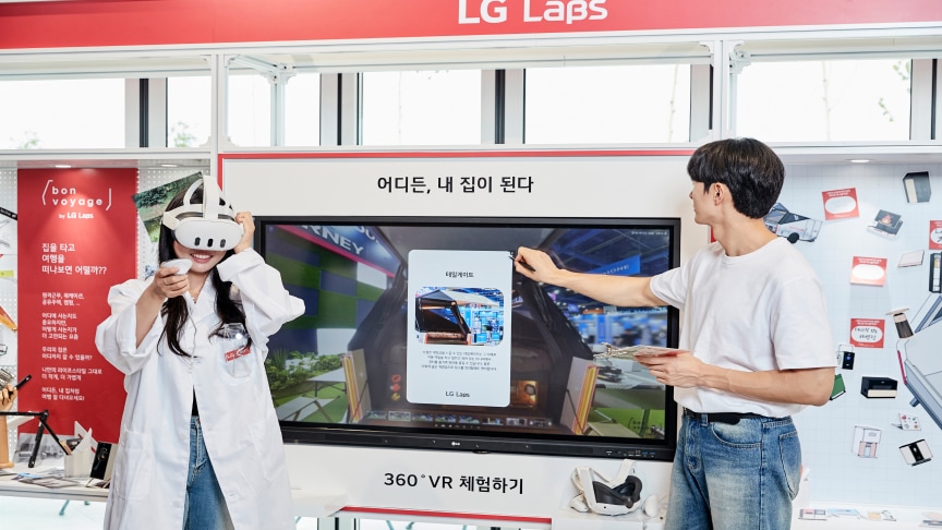 어디든 내 집이 된다 360도 VR 체험하고 있는 사람의 모습