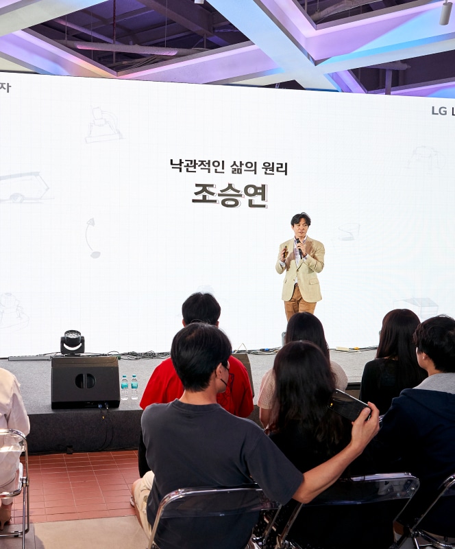 조승연이 얘기하고 있는 모습과 듣고 있는 사람들
