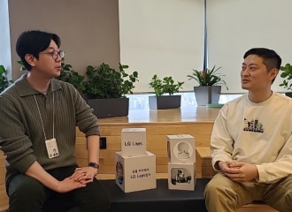 LG Labs 연구원과 인터뷰하는 현장 사진