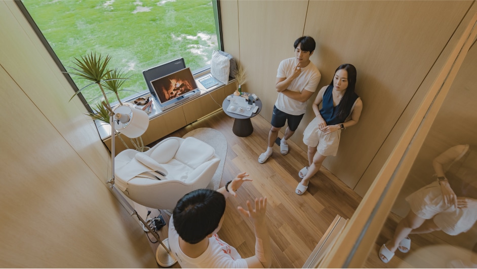 관람객들이 본보야지 내부에서 기획 배경과 공간 컨셉에 대해 설명듣고 있는 모습