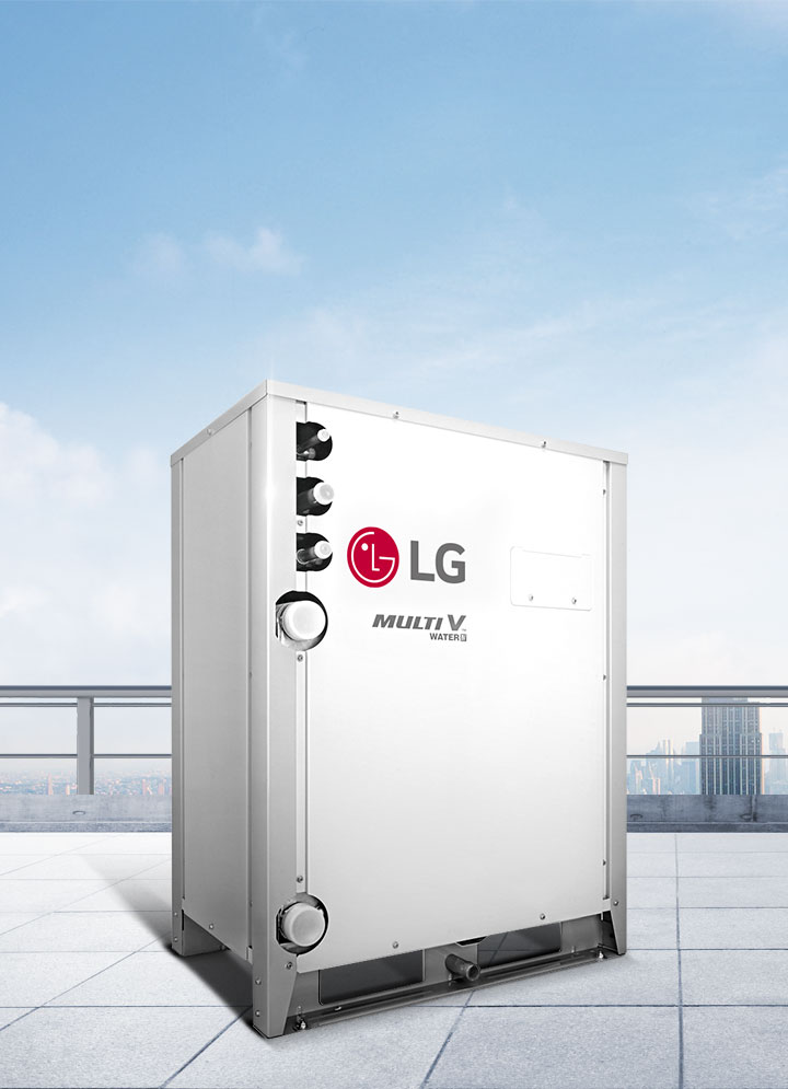 이미지에는 LG 로고와 함께 MULTI V WATER라는 텍스트가 있는 대형 기계 장치가 보입니다. 장치는 넓은 옥상 공간에 설치되어 있으며, 배경에는 맑은 하늘과 도시의 건물들이 보입니다.