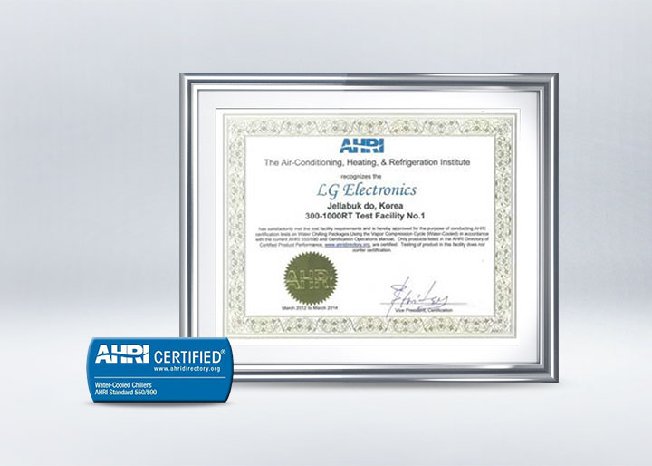 이미지에는 AHRI 인증서가 액자에 담겨 있습니다. 인증서는 The Air-Conditioning, Heating, & Refrigeration Institute recognizes LG Electronics Jeollabuk do, Korea 300-1000RT Test Facility No.1라는 내용을 포함하고 있으며, 인증 날짜는 2014년 3월입니다. 인증서 아래에는 AHRI CERTIFIED® Water-Cooled Chillers AHRI Standard 550/590라는 문구가 적힌 파란색 배지가 있습니다. 배경은 연한 회색입니다.