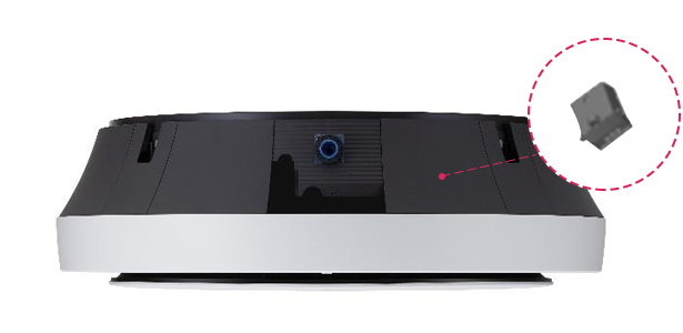 검은색과 흰색이 조화를 이루는 로봇 청소기가 보입니다. 중앙에 파란색 원형 센서가 있으며, 오른쪽에는 확대된 작은 회색 부품이 점선으로 연결되어 있습니다.