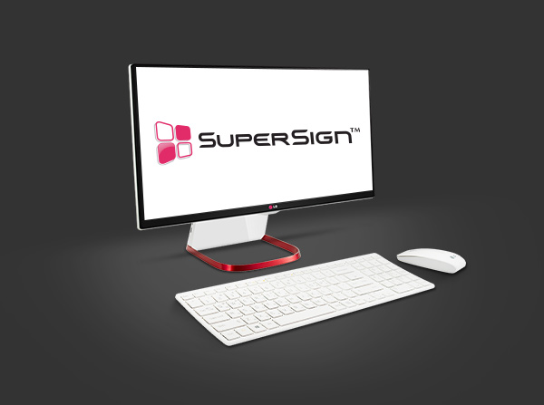 이미지에는 검은색 배경 위에 모니터, 키보드, 마우스가 놓여 있습니다. 모니터 화면에는 SuperSign이라는 텍스트와 함께 로고가 표시되어 있습니다. 모니터 받침대는 빨간색이며, 키보드와 마우스는 흰색입니다.