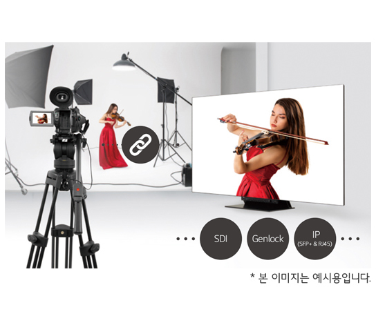 스튜디오에서 바이올린을 연주하는 여성이 촬영되고 있는 장면입니다. 카메라와 조명 장비가 배치되어 있으며, 모니터에는 연주하는 여성의 모습이 크게 표시되어 있습니다. 화면 하단에는 SDI, Genlock, IP (SFP+ & RJ45)라는 텍스트가 있고, 본 이미지는 예시용입니다.라는 문구가 적혀 있습니다.