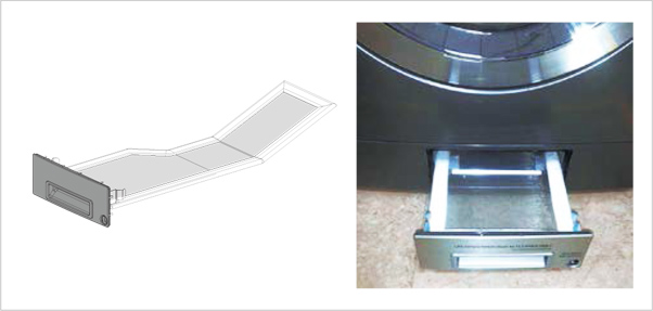이미지는 두 부분으로 구성되어 있습니다. 왼쪽에는 드로어 형태의 구조물의 3D 도면이 있으며, 오른쪽에는 실제 드로어가 열려 있는 모습이 보입니다. 드로어는 금속성 재질로 보이며, 바닥에 설치된 기기와 연결되어 있습니다.
