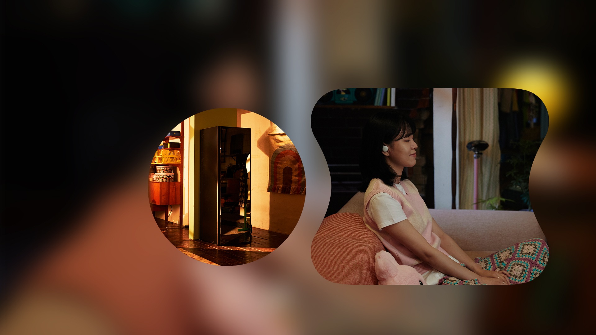 노란 햇살이 비추는 집에 놓여있는 엘지 스타일러 이미지 블록이 있습니다. 옆에는 소파에 앉아서 눈을 감고 옅은 미소를 띄며 엘지 브리즈로 음악을 감상하고 있는 여자와 곁에 놓인 최고심 인형 이미지 블록이 있습니다.