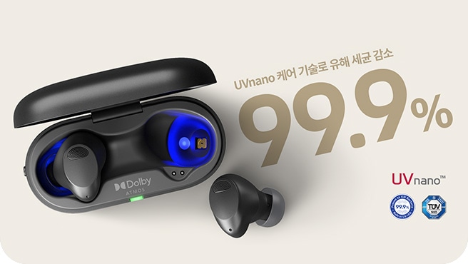 검은색의 엘지 톤프리 충전 케이스가 열려 있고, 왼쪽 이어폰은 충전 상태이며, 오른쪽 이어폰은 별도로 밖에 나와 있습니다.