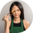 김밥 한 조각을 눈 주변에 장난스럽게 들고 있는 최은서.