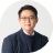 정장 차림에 부드럽게 미소 짓고 있는 김경일 교수.