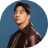 가죽 재킷을 입고 옅은 미소를 짓고 있는 박위.