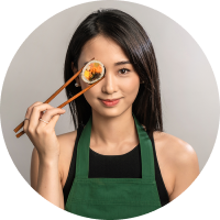 김밥 한 조각을 눈 주변에 장난스럽게 들고 있는 티나 최.