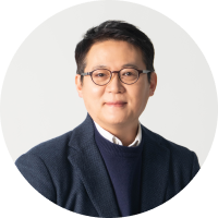 정장 차림에 부드럽게 미소 짓고 있는 김경일 교수