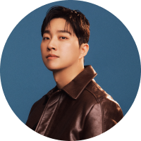가죽 재킷을 입고 옅은 미소를 짓고 있는 박위