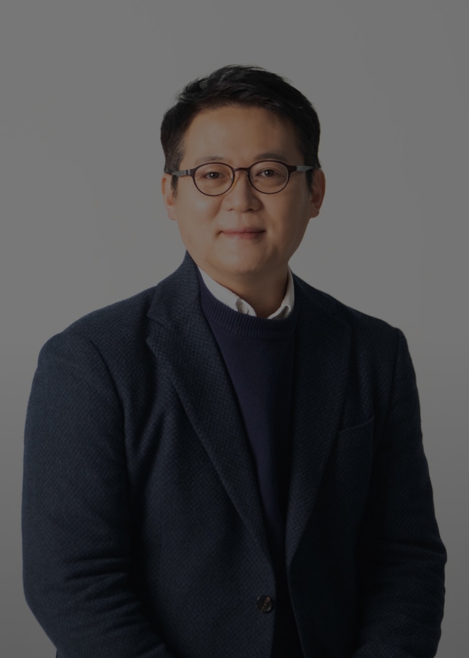 정장 차림에 부드럽게 미소 짓고 있는 김경일 교수