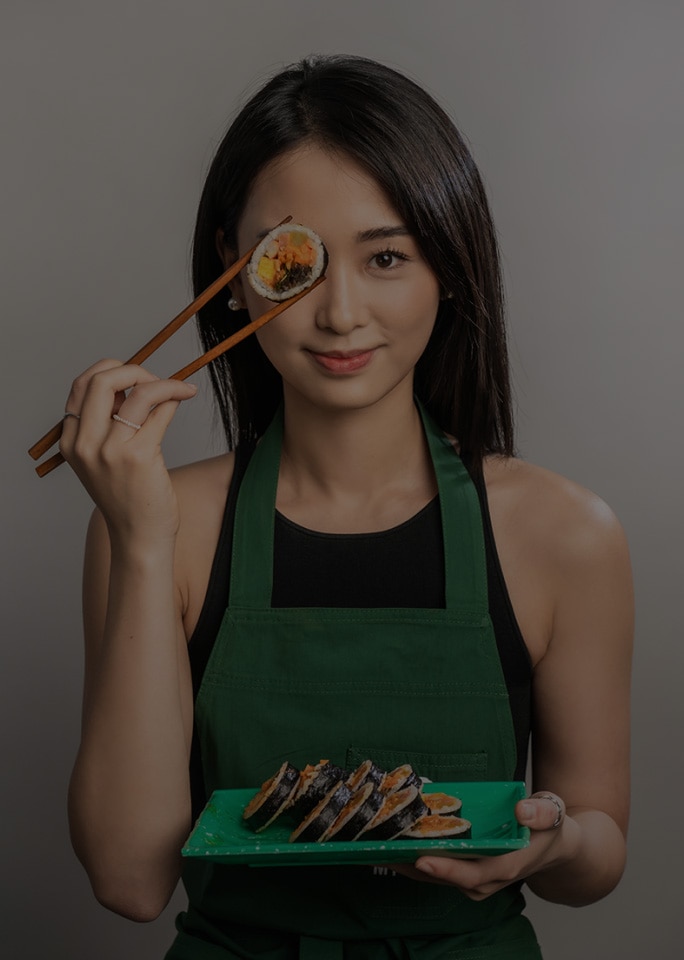 눈앞에 김밥 한 조각을 장난스럽게 들고 미소짓는 최은서.