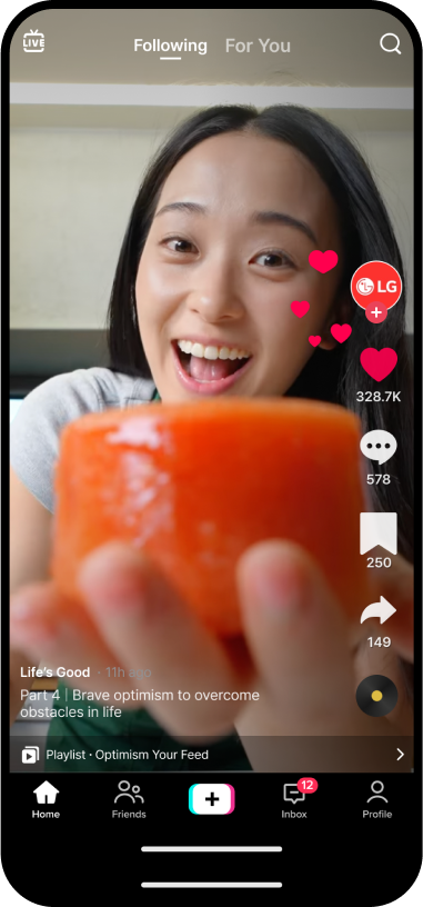 틱톡에서 life's good 플레이리스트에 좋아요, 댓글을 남기는 화면 이미지.