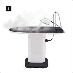 시스템 아이어닝의 다림판 위로 스팀 다리미에서 나온 스팀이 넓게 뿜어져 나오고 있는 이미지