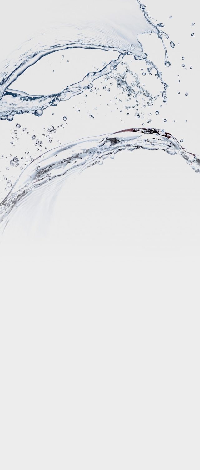 투명한 물줄기가 공중에서 곡선을 그리고 있고 주변에는 물방울이 흩어지고 있는 모습입니다. 물의 움직임이 생동감 있게 표현되어 있습니다.