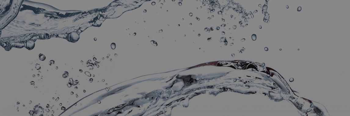 투명한 물줄기가 공중에서 곡선을 그리고 있고 주변에는 물방울이 흩어지고 있는 모습입니다. 물의 움직임이 생동감 있게 표현되어 있습니다.