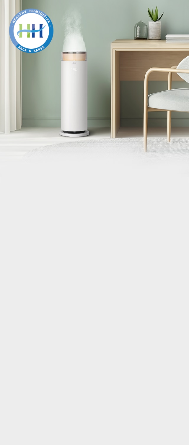 가습무가 나오고 있는 LG 퓨리케어 오브제컬렉션 하이드로에센셜 가습기가 방 안에 놓여 있습니다. 나무 책상이 있고, 작은 식물과 책이 놓여 있습니다. HEALTHY HUMIDIFIER KACA & KARSE라는 문구가 적힌 HH인증 로고가 보입니다.