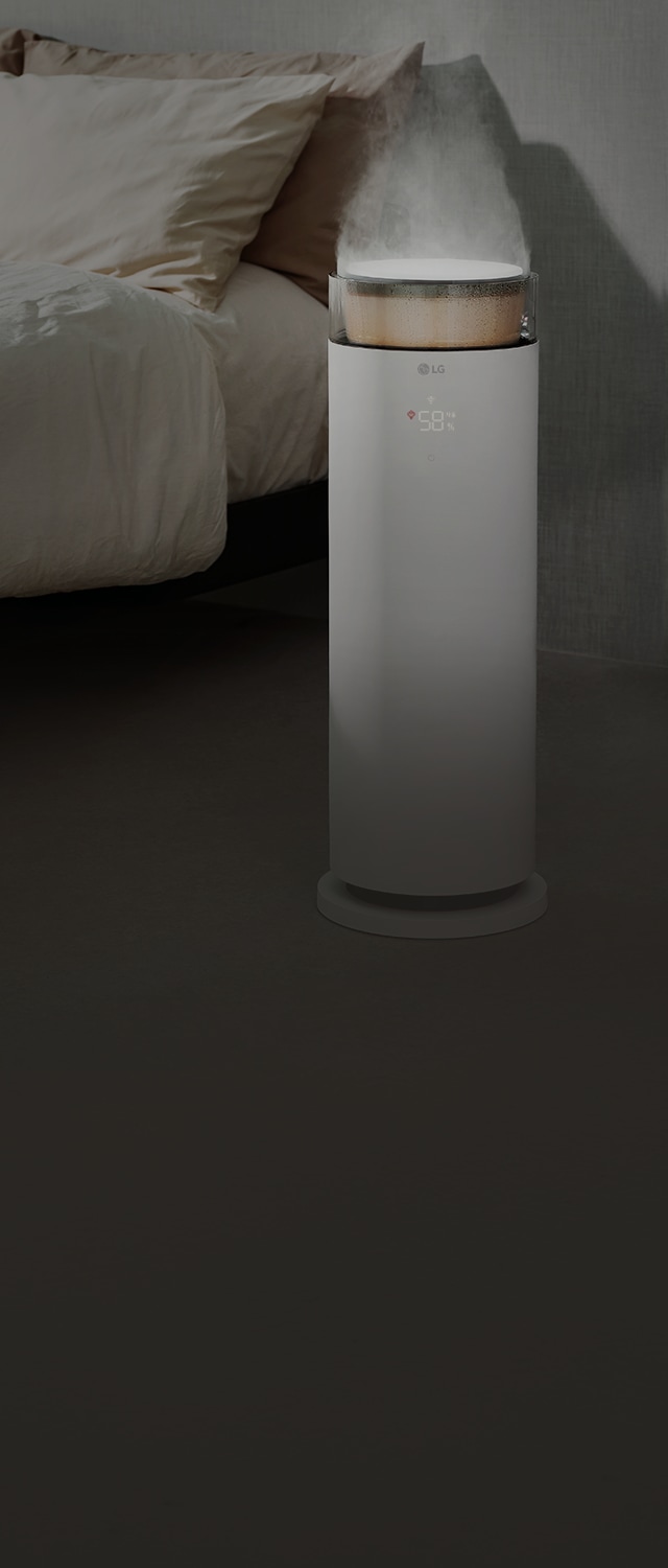 침실에 LG 퓨리케어 오브제컬렉션 하이드로에센셜 제품이 배치되어 있으며, 포근 가습 모드가 켜져 있고 가습무가 나오고 있습니다. 디스플레이에는 58%라는 숫자가 표시되어 있습니다. 침대에는 베개와 인형이 놓여 있습니다.