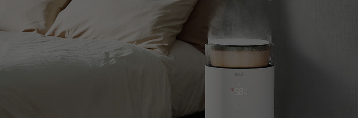 침실에 LG 퓨리케어 오브제컬렉션 하이드로에센셜 제품이 배치되어 있으며, 포근 가습 모드가 켜져 있고 가습무가 나오고 있습니다. 디스플레이에는 58%라는 숫자가 표시되어 있습니다. 침대에는 베개와 인형이 놓여 있습니다.