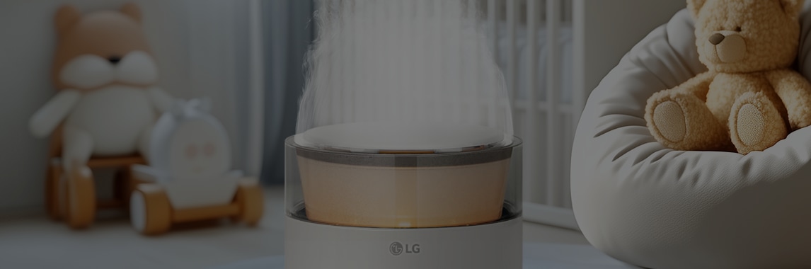 가습무가 나오고 있는 LG 퓨리케어 오브제컬렉션 하이드로에센셜 제품이 아이방 안에 놓여 있고 아기 침대와 인형들이 보입니다.