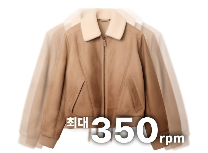 베이지색 재킷이 있으며, 부드러운 소재로 보입니다. 재킷 앞면에 지퍼가 있고, 양쪽에 주머니가 있습니다. 하얀색 칼라가 특징입니다. "최대 350 rpm"이라는 텍스트가 포함되어 있습니다. 배경에는 재킷이 여러 겹으로 겹쳐진 듯한 효과가 있습니다.