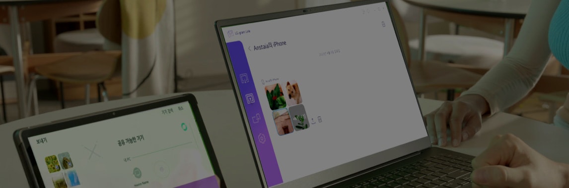 노트북과 태블릿이 테이블 위에 놓여 있으며, 노트북 화면에는 LG gram Link라는 제목과 함께 Anstaiq iPhone이라는 기기가 연결된 화면이 보입니다. 여러 개의 이미지가 표시되어 있으며, 태블릿 화면에는 보내기라는 텍스트와 함께 전송 준비 중인 화면이 나타나 있습니다. 배경에는 의자와 커튼이 있는 실내 공간이 보입니다.