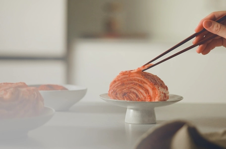 하칸에 김장김치와 포장김치가 담긴 통이 수납된 이미지