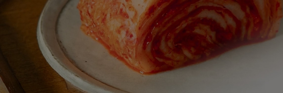 김치가 그릇에 담겨 있는 이미지