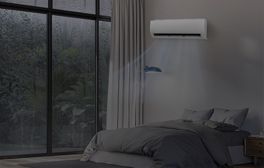 비가내리는 창밖, 침대와 벽에 걸린 에어컨에서 나오는 냉방기류