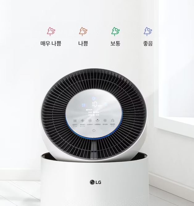 lg_공기청정기가_있으며,_디스플레이에는_매우_나쁨,_나쁨,_보통,_좋음이라는_공기_질_상태를_나타내는_아이콘과_텍스트가_표시되어_있습니다._공기청정기의_원형_디스플레이에는_다양한_기능_아이콘과_전원_버튼이_보입니다._배경은_밝은_색상의_벽과_바닥으로_구성되어_있습니다.