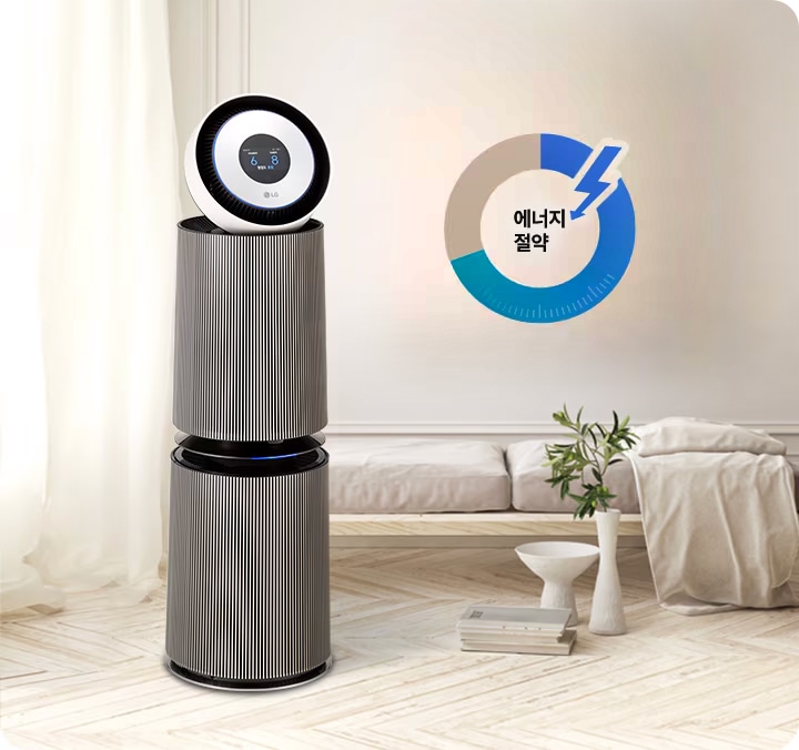 세련된_디자인의_공기청정기가_있으며,_화면에_숫자와_lg_로고가_표시되어_있습니다._배경에는_소파와_작은_식물이_놓여_있고,_에너지_절약이라는_텍스트가_포함된_원형_그래프가_보입니다.