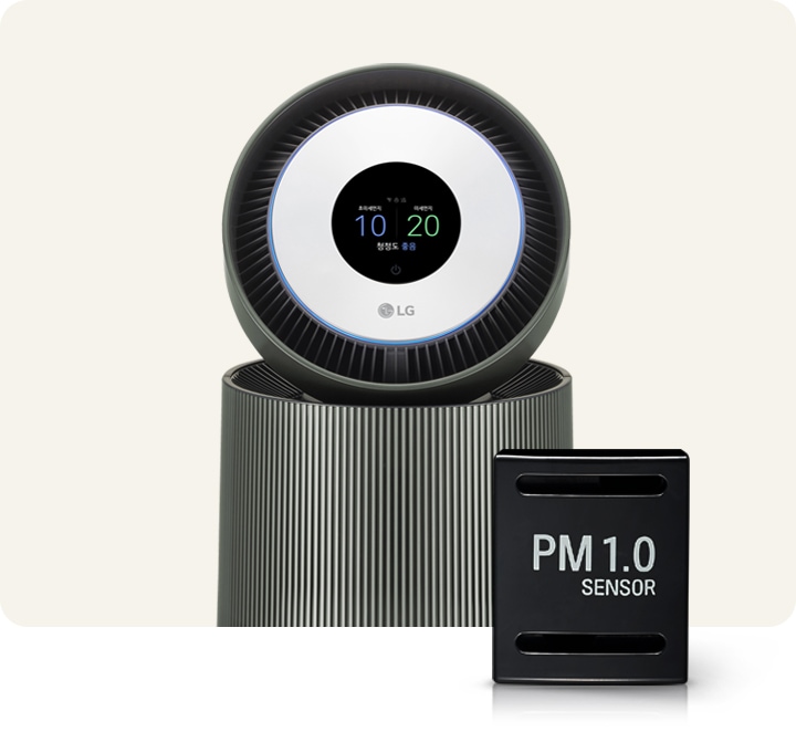 lg_로고가_있는_공기청정기가_있으며,_디스플레이에_초미세먼지_10,_미세먼지_20,_청정도_좋음이라는_텍스트가_표시되어_있습니다._공기청정기_옆에는_pm_1.0_sensor라는_텍스트가_적힌_센서가_보입니다._배경은_밝은_색상입니다.