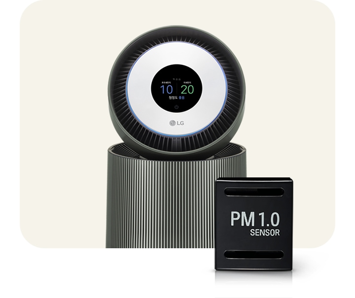 lg_로고가_있는_공기청정기가_있으며,_디스플레이에_초미세먼지_10,_미세먼지_20,_청정도_좋음이라는_텍스트가_표시되어_있습니다._공기청정기_옆에는_pm_1.0_sensor라는_텍스트가_적힌_센서가_보입니다._배경은_밝은_색상입니다.